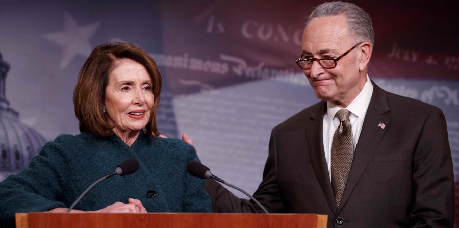 El grupo liderado por Nancy Pelosi (ariba) – que incluye a los boricuas Luis Gutiérrez (Illinois) y Nydia Velázquez (Nueva York)- tiene previsto llegar mañana en la noche a San Juan. (EFE / Shawn Thew) (horizontal-x3)