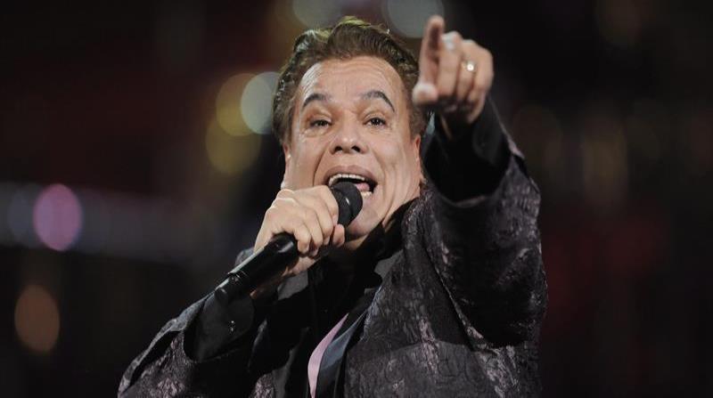 Revelan imágenes inéditas de uno de los últimos ensayos de Juan Gabriel (horizontal-x3)