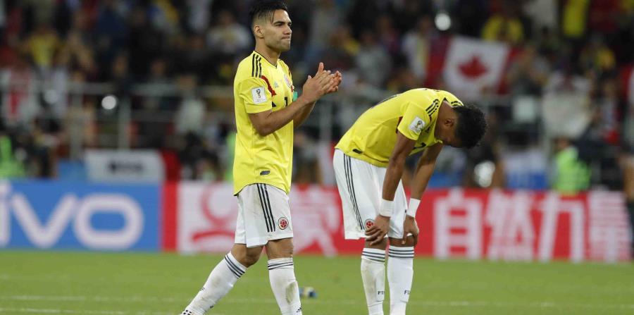 El delantero de Colombia Radamel Falcao (izquierda) reacciona tras la derrota por penales ante Inglaterra. (horizontal-x3)