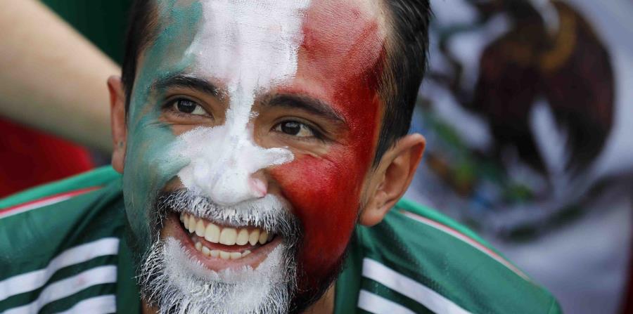Un fanático de México sonríe en pleno partido. (horizontal-x3)