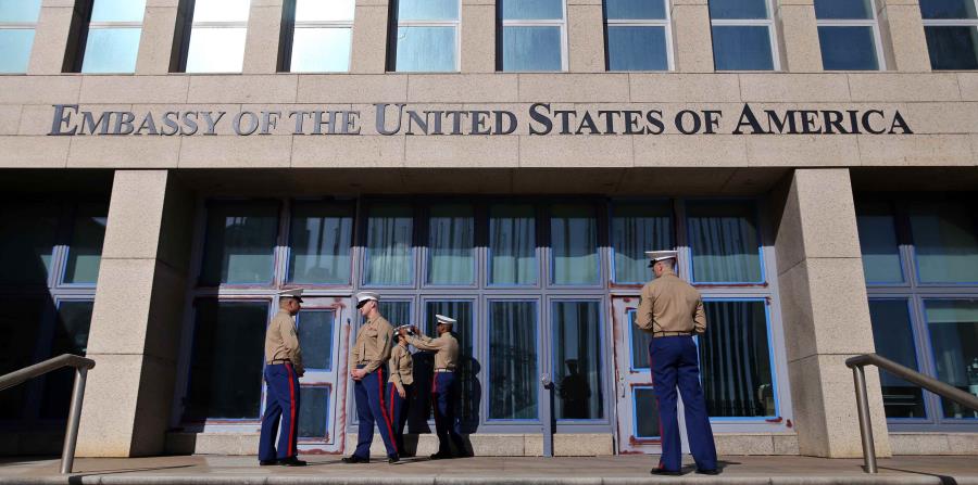 Varios marines del ejército estadounidense prestan guardia hoy, miércoles 21 de febrero de 2018, en la entrada de la embajada de Estados Unidos, en la Habana (Cuba). (horizontal-x3)