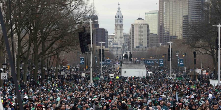 Fanáticos de los Eagles de Filadelfia se congregan en la celebración. (AP) (horizontal-x3)