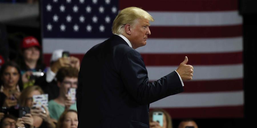El presidente de Estados Unidos, Donald Trump, hace un gesto con el pulgar hacia arriba tras un discurso en un mitin en Charleston, Virginia Occidental. (AP) (horizontal-x3)