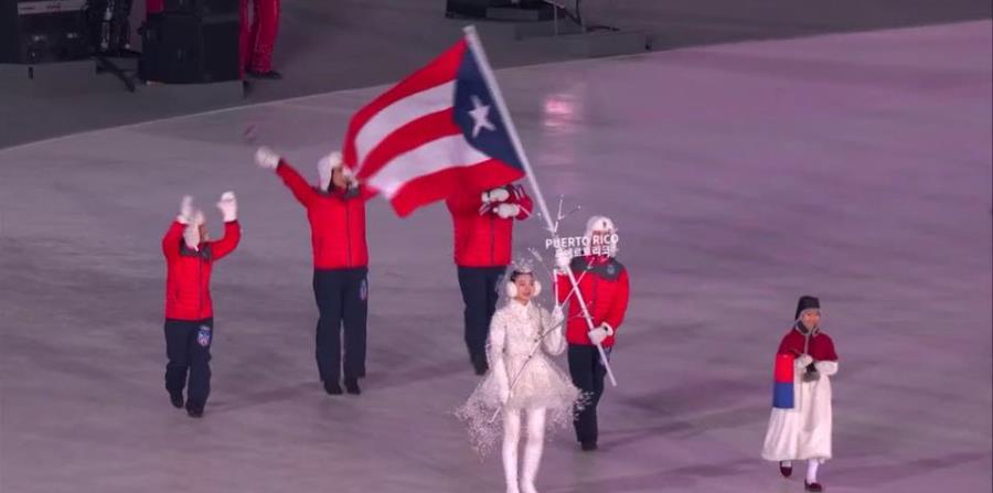 El esquiador Charles Arthur Hammond Flaherty portando la bandera de Puerto Rico. (Tomada del Copur) (horizontal-x3)