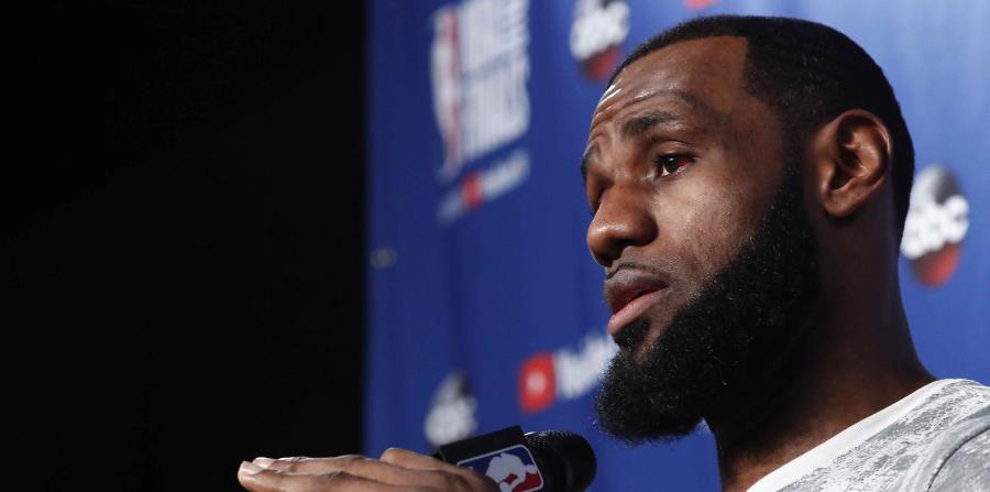 El jugador de Cleveland Cavaliers LeBron James habla en una rueda de prensa durante un entrenamiento de ayer. (EFE) (horizontal-x3)