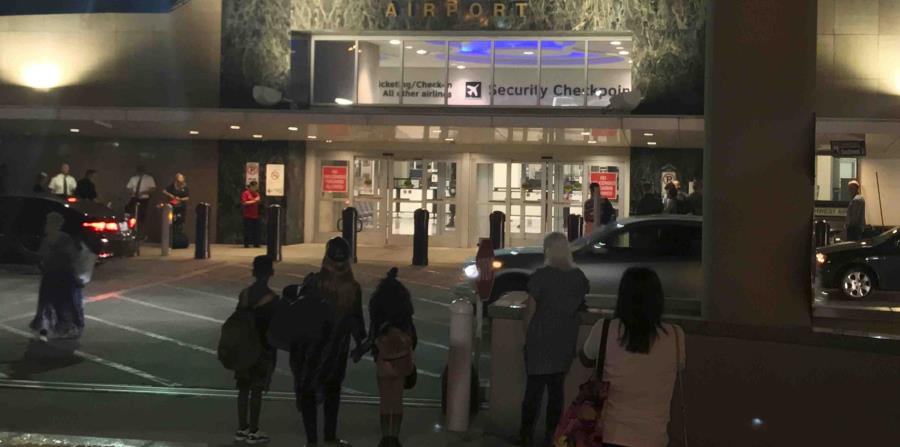 Unas personas esperan afuera del Aeropuerto William P. Hobby de Houston debido a que una granada de juguete en el bolso de un pasajero provocó el cierre de un punto de control, el jueves 6 de junio de 2018. (horizontal-x3)