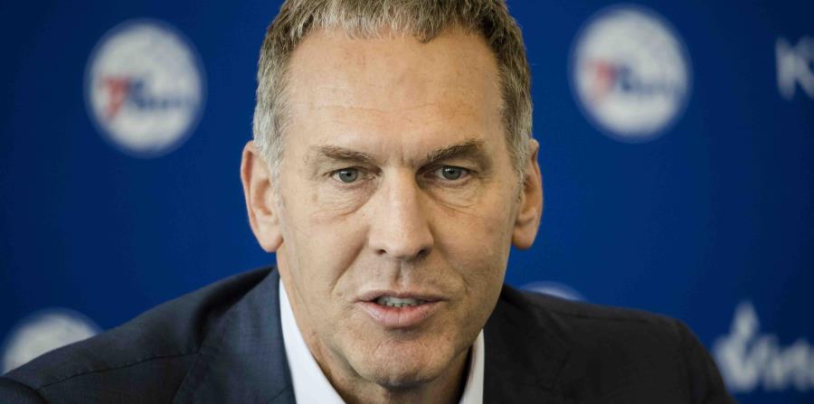 En esta foto del 11 de mayo de 2018, el gerente general de los 76ers de Filadelfia Bryan Colangelo durante una rueda de prensa en Camden, Nueva Jersey. (AP) (horizontal-x3)