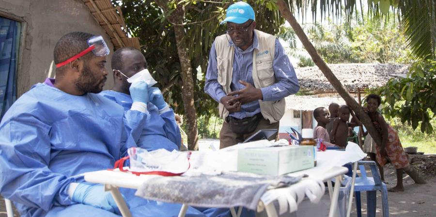 Un trabajador de UNICEF habla con integrantes del grupo de vacunación contra ébola en el Congo. (horizontal-x3)