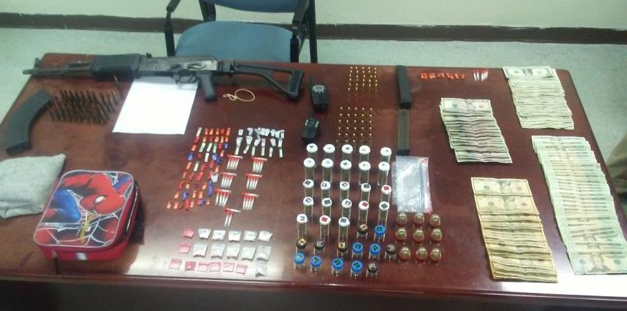 En el operativo se ocuparon 45 bolsas de marihuana, 19 bolsas de cocaína, 38 cápsulas de crack, 81 decks de heroína, un rifle AK 47, 156 municiones, cinco abastecedores de armas cargados,entre otros. (horizontal-x3)