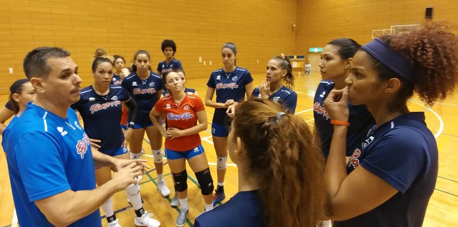 El dirigente nacional José Mieles (izq.) imparte instrucciones antes del inicio del partido de fogueo contra el club Ageo Medics. (Suministrada) (horizontal-x3)