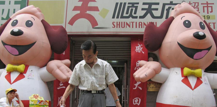 Un comprador en una tienda de precios bajos en Shuntianfu, Pekín (horizontal-x3)