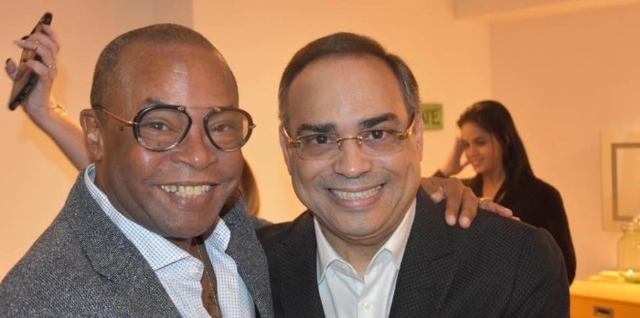 El compositor cubano Adalberto Álvarez junto al cantante boricua Gilberto Santa Rosa (horizontal-x3)