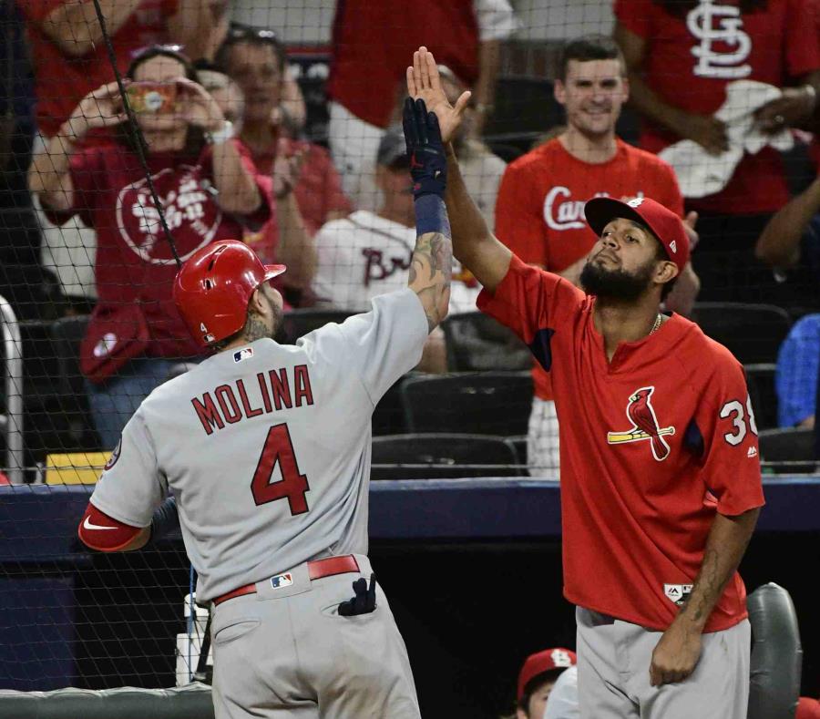 Yadier Molina festeja su cuadrangular en la novena entrada con José Martínez. (AP) (semisquare-x3)