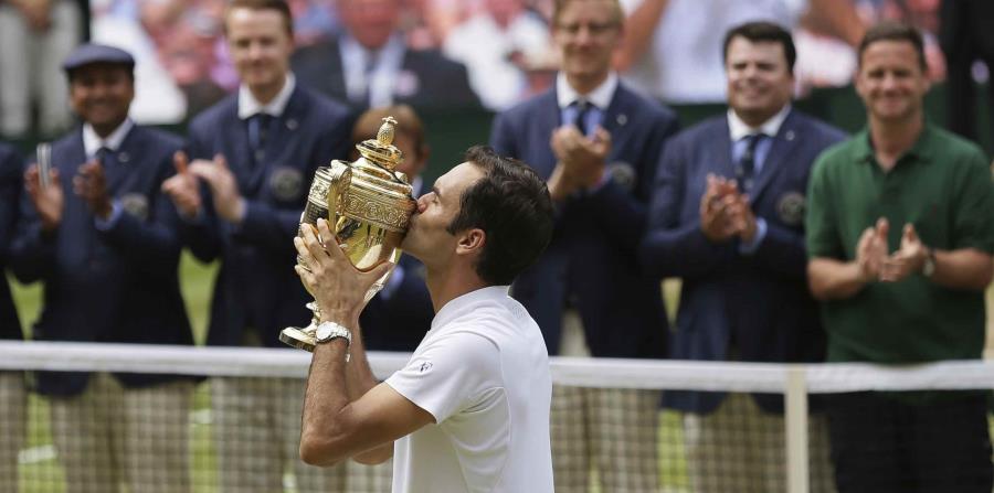 El suizo Roger Federer besa el trofeo de Wimbledon tras derrotar al croata Marin Cilic en la final. (horizontal-x3)