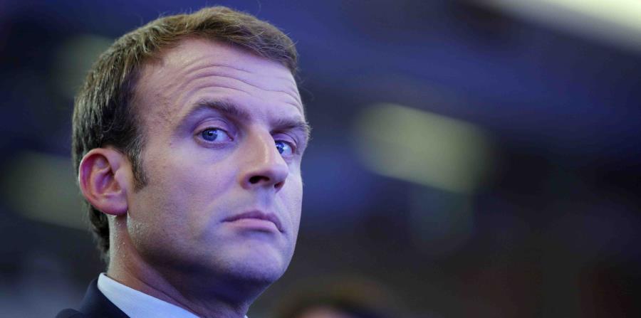 Macron hizo el anuncio durante una visita al Castillo del filósofo francés Voltaire. (AP) (horizontal-x3)