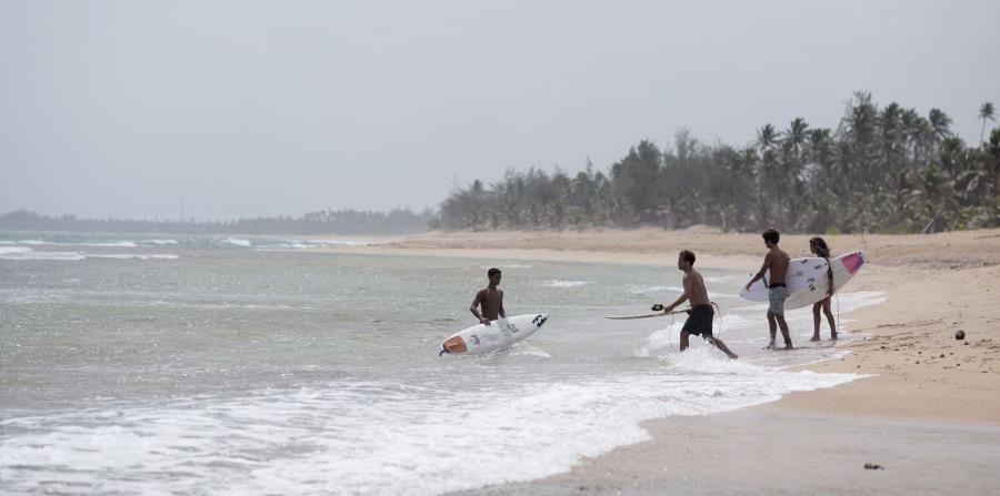 La práctica del surfing genera impacto económico en la isla, según el representante (horizontal-x3)