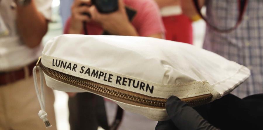 El polvo y algunas pequeñas rocas recogidas por Armstrong están contenidos en una bolsa pequeña y valen entre $2 millones y $4 millones. (horizontal-x3)