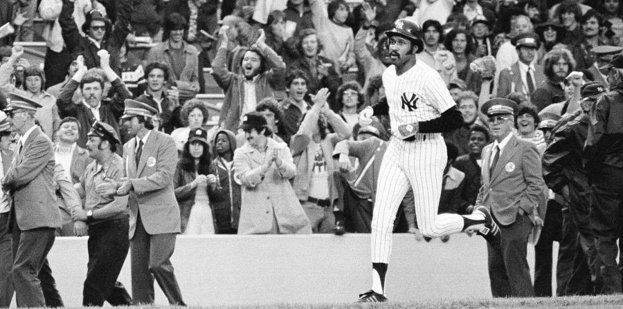 En esta foto del 6 de junio de 1976, el jugador de los Yankees, Oscar Gamble, corre las bases tras batear un jonrón contra los Atlético de Oakland en un partido en Nueva York. (AP) (horizontal-x3)