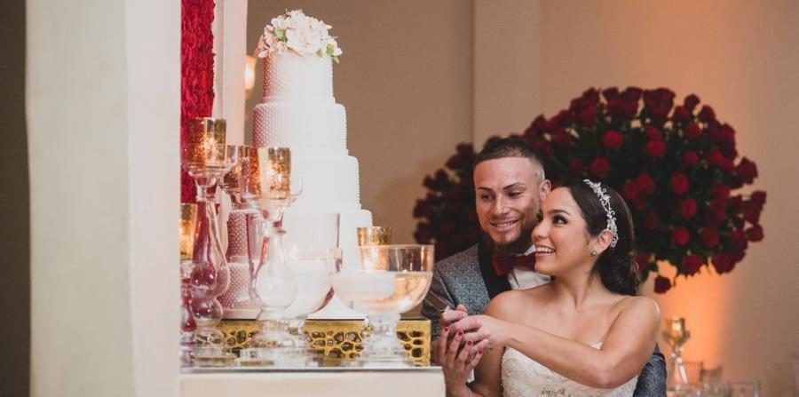 Christian Vázquez y Gabriela Otero cortando su bizcocho de boda de cuatro pisos. (Suministrada) (horizontal-x3)