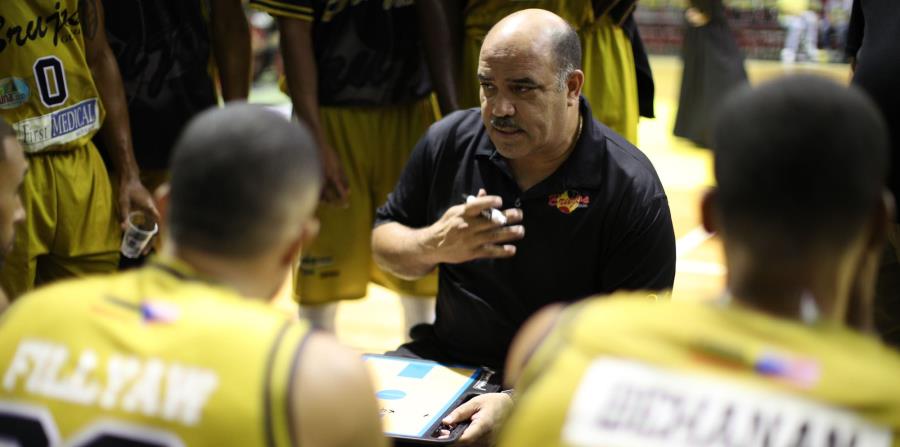 Manolo Cintrón (centro) dirigió a los Brujos de Guayama durante la temporada 2017 del Baloncesto Superior Nacional (BSN). (GFR Media) (horizontal-x3)