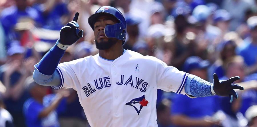 El dominicano Teoscar Hernández, de los Azulejos de Toronto, celebra su jonrón solitario que conectó a los Nacionales de Washington en la octava entrada del partido en Toronto, el domingo 17 de junio de 2018. (AP) (horizontal-x3)