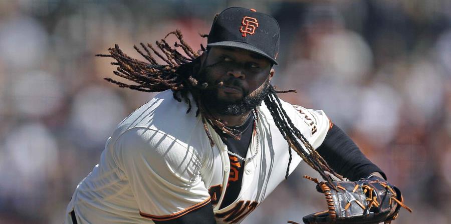 En esta foto del 1 de octubre de 2017, el pitcher de los Gigantes de San Francisco, Johnny Cueto, lanza contra los Padres de San Diego, en San Francisco. (AP) (horizontal-x3)