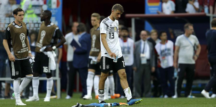 El volante de Alemania Thomas Mueller se retira de la cancha tras la derrota 1-0 ante México en el Grupo F del Mudnial en el estadio Luzhniki de Moscú (horizontal-x3)