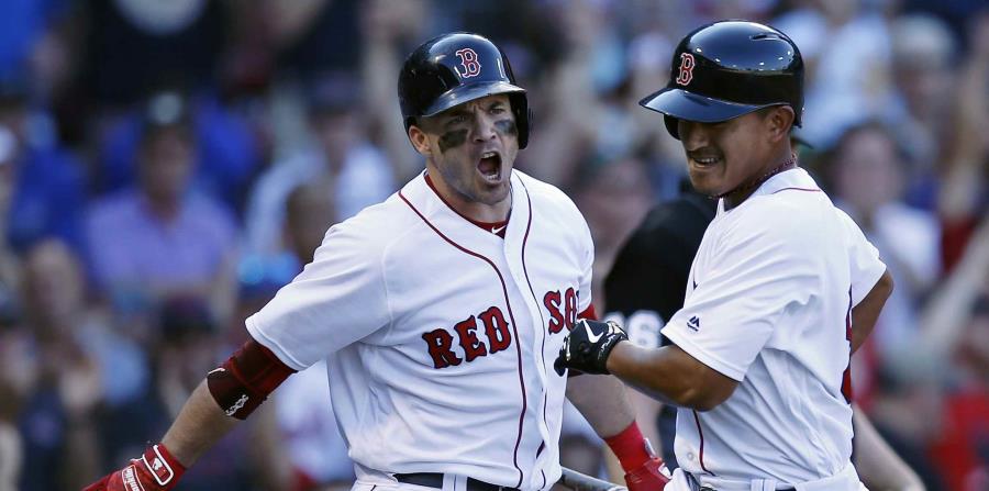 Steve Pearce (izq.) reacciona luego que Tzu-Wei Lin anotó la carrera de la ventaja para los Medias Rojas de Boston en su partido contra los Mets de Nueva York. (AP / Michael Dwyer) (horizontal-x3)