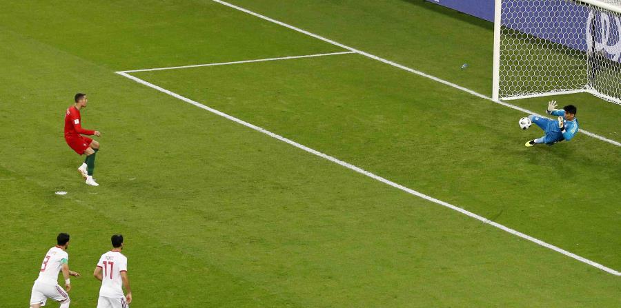 Ali Beiranvand, portero de Irán, detiene una patada de penalti de Cristiano Ronaldo. (AP) (horizontal-x3)