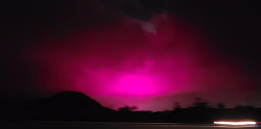 Una imagen del resplandor rosado en el cielo entre Juana Díaz y Santa Isabel (horizontal-x3)