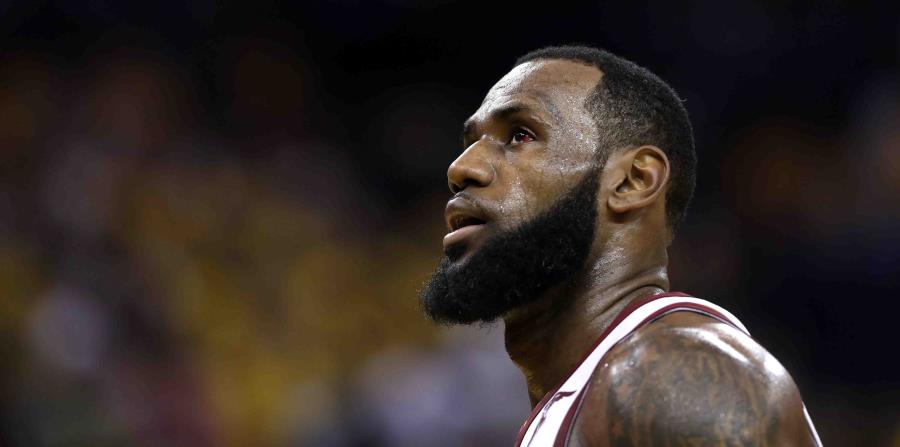 LeBron James y los Cavaliers fueron barridos en la pasada final por los Warriors. (AP) (horizontal-x3)