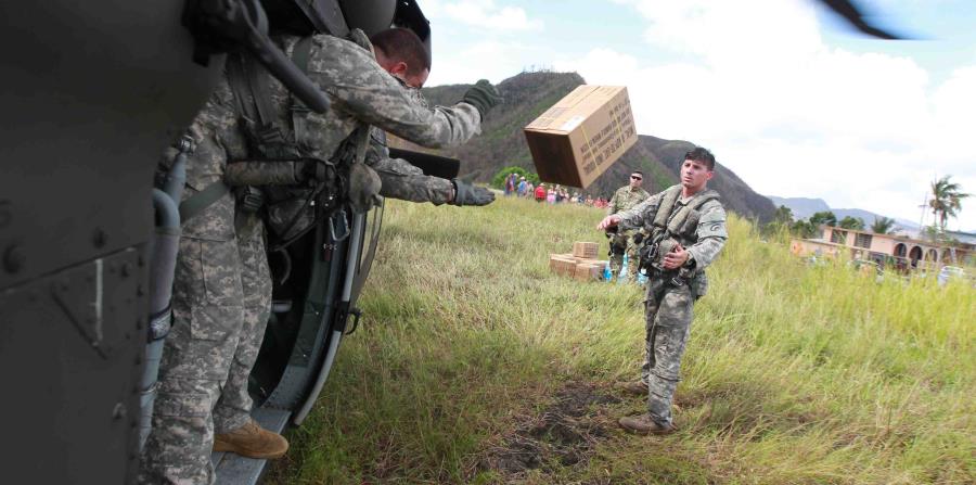 Soldados de la Guardia Nacional llevan comida y agua al sector Damian Arriba de Orocovis. (horizontal-x3)