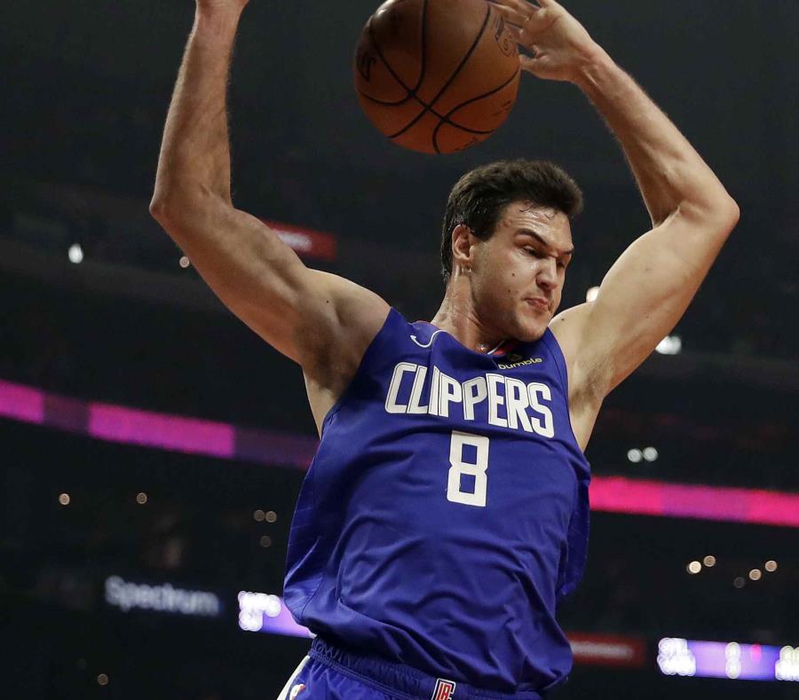 Danilo Gallinari, de los Clippers de Los Ángeles, anota contra los Mavericks de Dallas durante un partido de la NBA el jueves 20 de diciembre del 2018 en Los Ángeles (semisquare-x3)