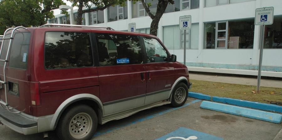 La oficina del alguacil recibió el mes pasado denuncias de que Bradley estaba estacionando en lugares para discapacitados en la Alcaldía de Davenport. (horizontal-x3)