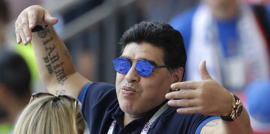 Maradona en las gradas durante el partido entre Argentina y Francia en los octavos de final. (AP) (horizontal-x3)