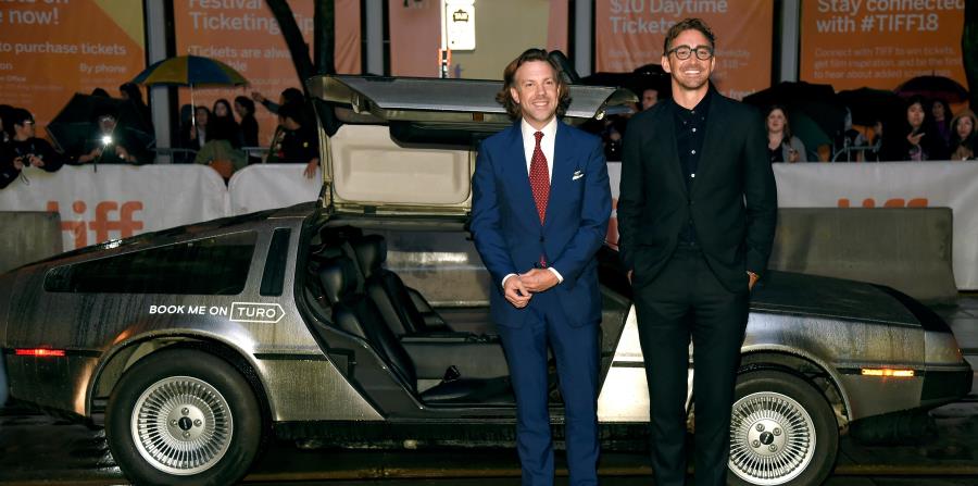 Los protagonistas de “Driven”, Jason Sudeikis y Lee Pace, posan junto al auto DeLorean frente al Princess of Wales Theatre. (Chris Pizzello / Invision / AP) (horizontal-x3)