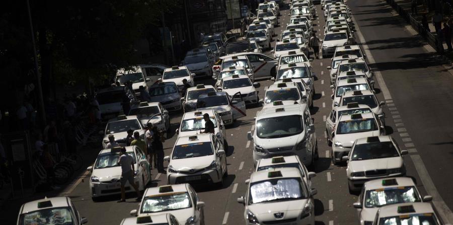 Los taxistas de Madrid comenzaron a desalojar el el Paseo de la Castellana y la Gran Vía. (AP) (horizontal-x3)