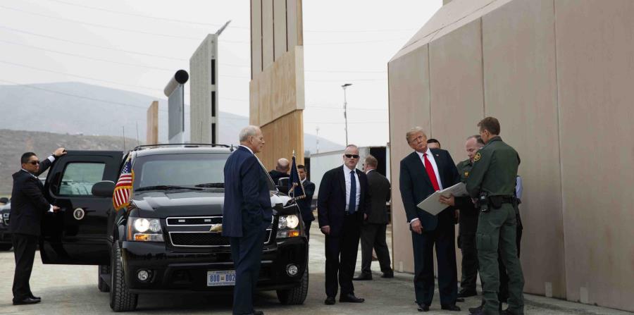 El presidente Donald Trump inspecciona los trabajos de construcción del muro fronterizo con México. (AP / Evan Vucci) (horizontal-x3)