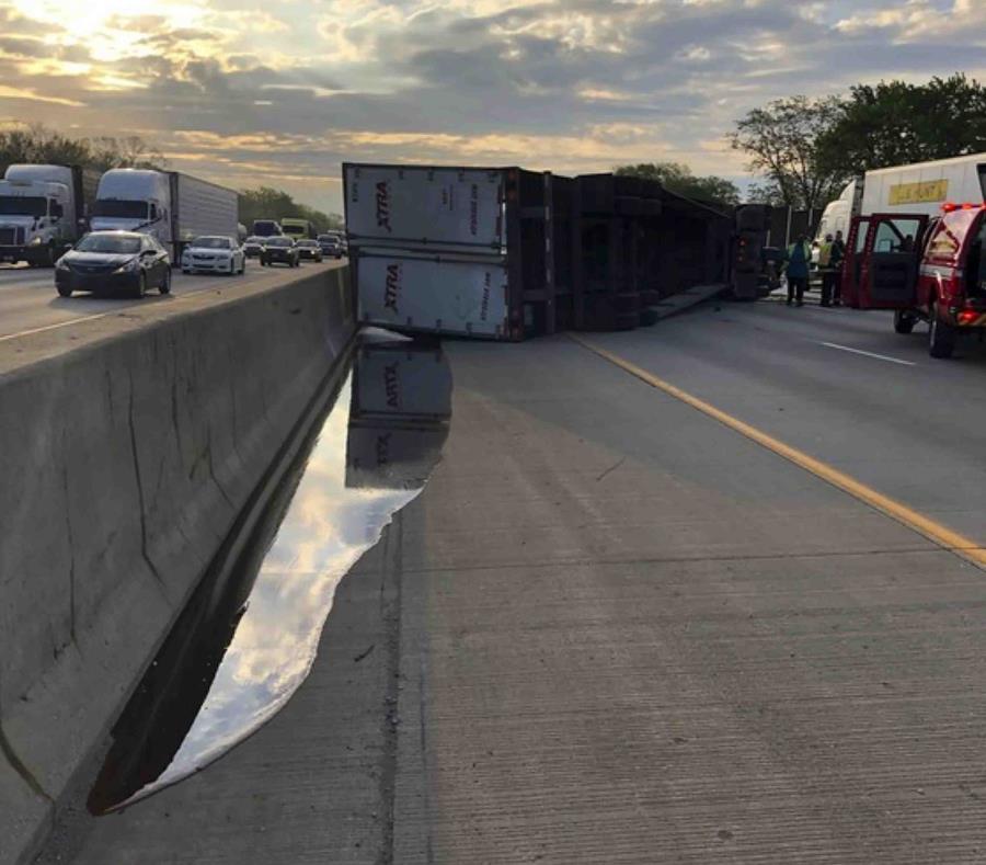 En esta fotografía difundida por la Policía Estatal de Indiana se observa a un camión de carga que transportaba miel que quedó volcado sobre una autopista, el miércoles 15 de mayo de 2019. (Indiana State Police vía AP) (semisquare-x3)
