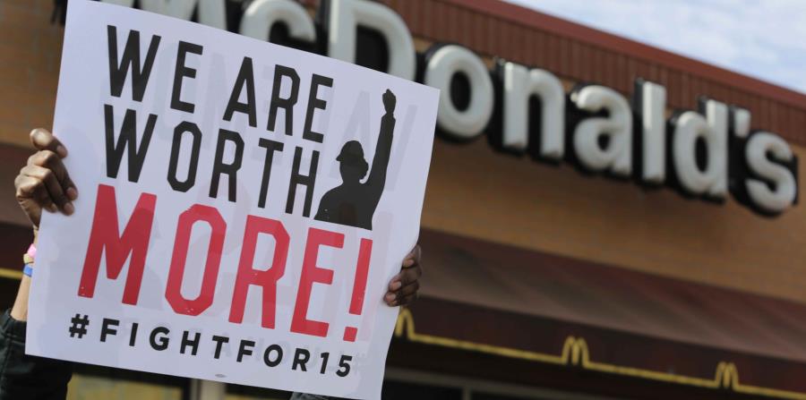 Esta foto del 15 de abril del 2015, trabajadores de McDonalds y sus partidarios protestan en las afueras als afueras de un restaurante de la cadena en Chicago. (AP) (horizontal-x3)