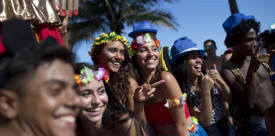 El Carnaval más famoso de Brasil, que en su día era una fiesta de lujo y glamur, está cada vez más dominado por una marea de ahorradores turistas más interesados en las fiestas callejeras gratuitas que en los caros desfiles de las escuelas de samba. (horizontal-x3)
