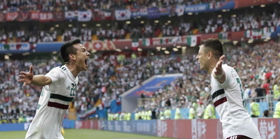 Javier Hernandez (derecha) festeja el segundo gol de México junto a Hirving Lozano en el partido contra Corea del Sur por el Grupo F del Mundial, en Rostov, Rusia, el sábado 23 de junio de 2018. (AP) (horizontal-x3)