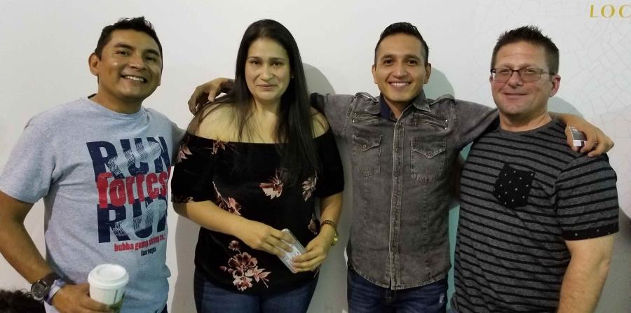 (De izq. a der.) David Delgado, Lilliam Sánchez, Miguel Argüelles y Brian Wood llegaron temprano para el último espectáculo de Ricky Martin en Las Vegas. (horizontal-x3)
