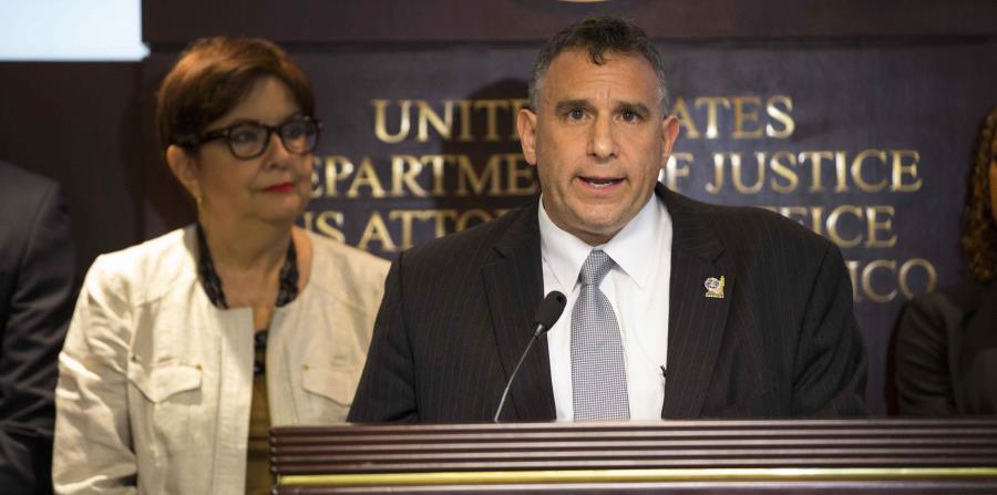 El direcotr del FBI en la isla, Douglas Leff, habla durante una conferencia de prensa, mientras la jefa de la Fiscalía federal, Rosa Emilia Rodríguez, le observa. (GFR Media) (horizontal-x3)