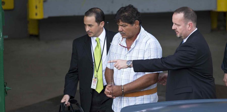 La foto muestra el momento en que Eduard Rivera Correa era trasladado al tribunal federal tras ser arrestado por corrupción. (GFR Media) (horizontal-x3)