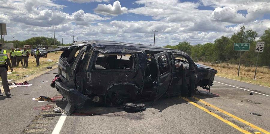 En esta imagen tuiteada por David Caltabiano de la televisora KABB/WOAI puede apreciarse una camioneta destrozada en la carretera 85 en Big Wells, Texas, tras estrellarse mientras huía de la Patrulla Fronteriza, el domingo 17 de junio de 2018. (AP) (horizontal-x3)
