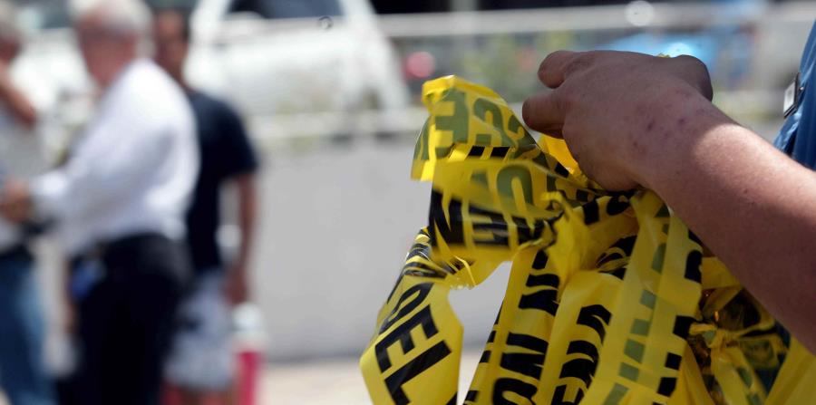 Agentes de la Policía investigan una escena del crimen. (GFR Media) (horizontal-x3)