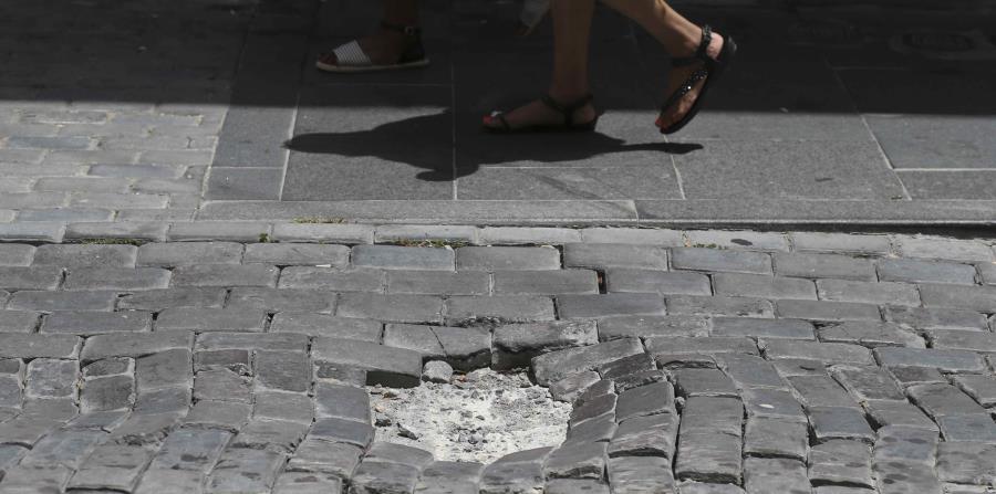 La calle Fortaleza presenta graves problemas para los vehículos y ciudadanos que transitan por la vía (horizontal-x3)