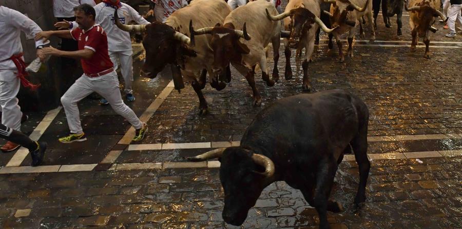 Las caídas o los pisotones de los toros son la principal causa de lesiones en las carreras. (horizontal-x3)