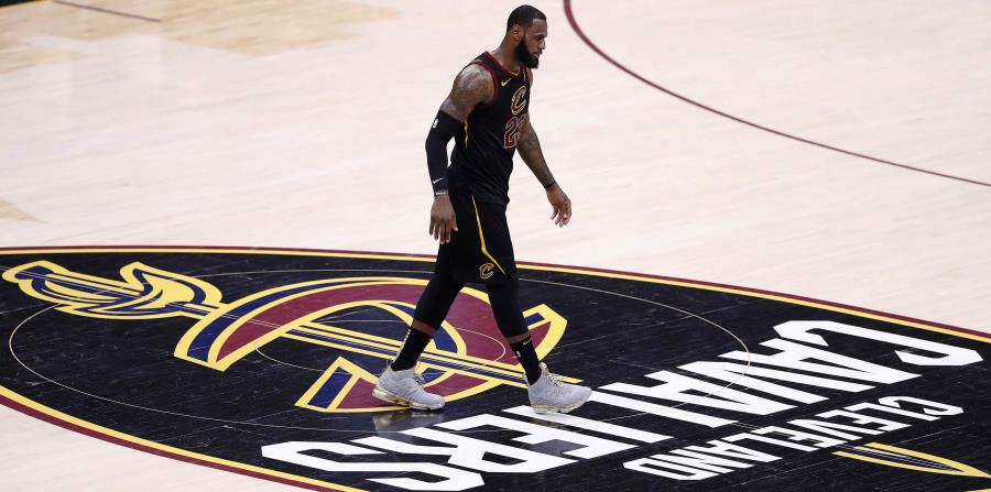 LeBron James, de los Cavaliers de Cleveland, camina por la cancha tras perder el tercer juego de las finales de la NBA, en el Quicken Loans Arena de Cleveland, Ohio. (horizontal-x3)